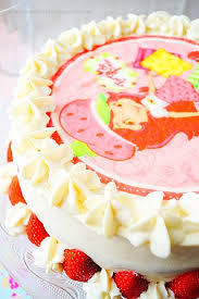 Donnez un air de fête à votre gâteau avec un cake topper. Layer Cake Aux Fraises Gateau D Anniversaire