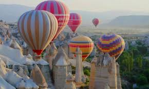 Hay cosas en la vida que han de hacerse sí o sí, y la de ver amanecer sobre las formaciones rocosas de la capadocia subido a un globo y rodeado de otras decenas de globos es una de ellas. Viaje En Globo En Capadocia Turquia Vistas Inigualables El Souvenir