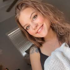 Not feeling Eva right now! Her and Leslie can take a hike. Hope they're  never allowed beyond the gates. 😠