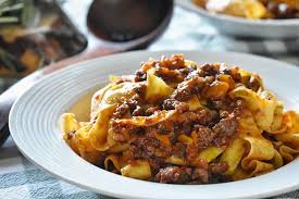 Le pappardelle al sugo di cinghiale sono un primo rustico e saporito, dal gusto intenso. Pappardelle Al Ragu Di Cinghiale Bacchette E Pomodoro