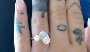 Ariana grande has more than 7 rings now!the singer married dalton gomez over the weekend, multiple news outlets have reported. Ariana Grande S Engagement Ring Could Be Worth 350 000 Take A Look