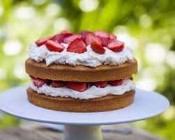Genoise Coeur Chantilly Et Fraises Fraiches Recette Recettes De Fraises Idee Recette Gateau De Savoie