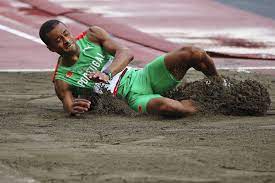 O veterano, campeão em pequim 2008, sofreu uma lesão no primeiro ensaio e não conseguiu melhorar. Sm1soh3krlqehm
