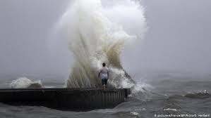 La semana pasada la tormenta tropical tembin causó 240 muertos. Tormenta Tropical Cristobal Toca Tierra En Estados Unidos El Mundo Dw 08 06 2020
