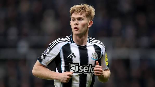 Manchester United masih mau kejar Lewis Hall