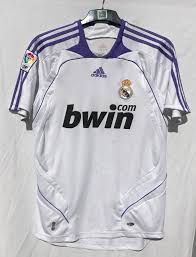 Our real madrid home kit product line features baby kits, women's jerseys, mini kits and boys' jerseys, making it possible to dress your entire family in the team's iconic look. Real Madrid 07 08 Jersey