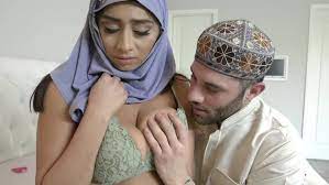 Religious Arab girl in hijab and boyfriend enjoy bareback on bed -  SexVid.xxx