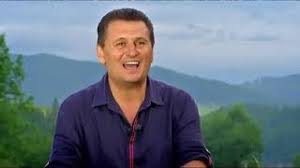 Primul episod din serialul vacanta in sardinia incepe cu apartamentul inchiriat in alghero si continua cu o plimbare cu barca pana la capo caccia. Serviti Va Rog Sezonul 1 2011 Episodul 13 Liviu Varciu Si Nea Marin