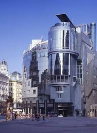 Vom stephansplatz gibt es standpunkte, von dort kann man sich den stephansdom spiegeln sehen. The Post Modernist Haas Haus Stephansplatz Vienna Austria Hans Hollein 1990 Is Home To Shops Restaurants And Offices In The He Haas Haus Wien Osterreich