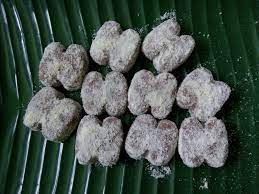 Kacau rata adunan dengan menggunakan senduk. Biskut Oat Salut Susu Tepung