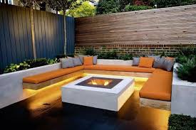 Sind sie auf der suche nach einem neuen loungemöbeln, aber wissen noch nicht genau, worauf sie achten müssen? Moderner Garten Mit Moderner Lounge Ecke Feuerstelle Und Gemutlichem Licht Ahnliche Tolle Projekte Und Idee In 2020 Modern Garden Modern Lounge Outdoor Gardens Design