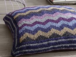 Mit einem raffinierten grafischen muster wird diese decke gezaubert und mit einem süßen rand versehen. Strickdecke Bettuberwurf Im Zickzack Muster Mit Pdf Anleitung Zuhausewohnen