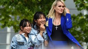 Suivez moi sur twitter @lhallyday. A Toulouse Laeticia Hallyday S Adresse Directement A Son Homme Johnny