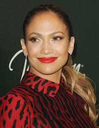 Jennifer Lopez odsłania nogi w seksownej mini! (ZDJĘCIA)