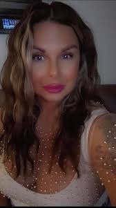 Young lady with one arm becomes hair professional