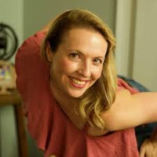 Amazon.co.jp: Unleashed: A story about a woman leaving behind society's  standards and reconnecting to her own drumbeat : Stoeckler, Claudia:  Foreign Language Books