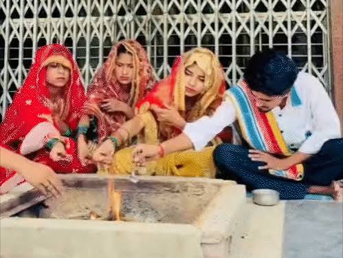 Amroha Sisters Marry Cameraman at Temple | Hindu Groups Criticise Event
