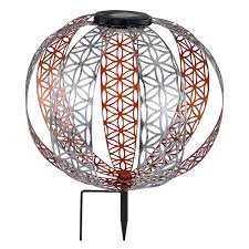 Mit diesen solarleuchten verwandeln sie ihren garten auch nachts in eine entdecken sie solarleuchten im garten shop von weltbild. Solarkugel Metall Silber Kugel Solarleuchten Fur Den Garten Solarlampe Orientalische Kugel Mit Lichteffekt Und Erdspiess 1x Led Warmweiss D 30 Cm Kaufen Bei Www Etc Shop De Gmbh Co Kg