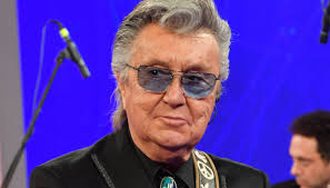 Bobby Solo, malore durante il concerto. Il cantante rassicura i fan