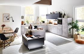 Grifflose Design Winkelkuche Mit Kochinsel Fronten In Kunststoff Betonoptik Abgesetzt Mit Lacklaminat Softmatt Schwarz Kochfeldabzug Kuchen Meyer Winkelkuche