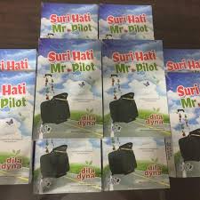 Suri hati mr pilot'un dizisini bitiminden sonra aynı adla bir film çıkardığını biliyor musunuz ne yazık ki bunun tr alt yazılısı yok. Malay Novel Suri Hati Mr Pilot All Reserved Books Stationery Fiction On Carousell