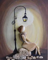 Le galet est la base de l'oeuvre, il donne la forme de la tête. Erzsebet Szilajka De Belles Histoires Racontees Avec Des Galets