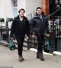 La star di game of thrones richard madden sta passando la quarantena a casa di emilia clarke, a los angeles. Richard Madden And His Actor Pal Froy Gutierrez Grab A Picnic And Head To Hampstead Heath Daily Mail Online