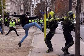 This is gilets_jaunes_extreme_droite by librinfo74 on vimeo, the home for high quality videos and the people who love them. Des Groupuscules D Extreme Droite Et D Extreme Gauche Se Sont Unis Pour Casser Du Flic