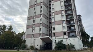 REPORTAGE. "Comment on peut mourir après avoir vécu seulement trois ans" : le quartier sous le choc au lendemain de la chute mortelle d'une fillette depuis le sixième étage d'une tour à Agen — PetitBleu.fr