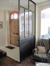 Nous avons rapidement envisagé de créer une verrière qui nous permettrait d'isoler l'entrée, d'ajouter des rangements et de conserver l'esprit du duplex. 4 Idees Pour Creer Une Entree Sans Cloisonner L Atelier Azimute