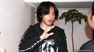 Berkat bujukan dari radit (ganindra bimo) dan pinkan (wulan guritno). Aksi Jadi Viral Jefri Nichol Ternyata Punya Alasan Mulia Lebih Pilih Naik Ojek