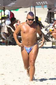 Gloria Groove curte praia com calcinha de biquíni no Rio de Janeiro