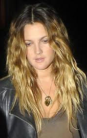 Drew Barrymore With A Long Wavy Hairstyle Drew Barrymore Hair Drew Barrymore Beachy Hair
