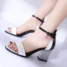 On adore les chaussures à talon carré qui nous rappellent beaucoup les 80's ! Chaussures Sandales Noir Et Blanc Et Metallise Talon Haut Carre At Cuteandfashion