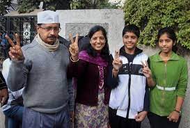 यहा पर आप को arvind kejriwal biography hindi, arvind kejriwal daughter and son, arvind kejriwal education,age,kejriwal family के बारे मे सारी जानकरी मिलेगी. Cm Kejriwal S Daughter To Get Special Security From Police After Following The Threat Mail