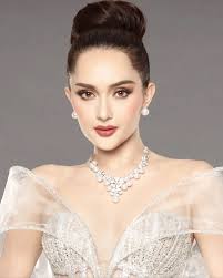 Can't walk, can't speak, ugly dress and looks like a zombie. The worst ms  universe, not a queen.