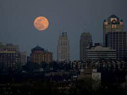 It's the closest full moon of 2021 so far, the second of four supermoons in 2021, and the second successive super pink moon. Hmyh Eaqnnjasm