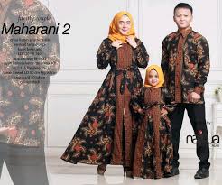 Pada saat memilih atasan anak perempuan ada baiknya untuk membelikan mereka baju yang sesuai. 24 Baju Batik Couple Ayah Ibu Dan Anak Perempuan