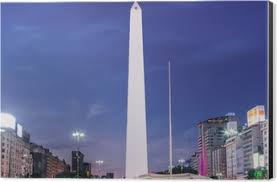 It is the tallest tower in the world with a length of 1000 m² and was designed in the form of a pharaonic obelisk surrounded by a water channel resembling the nile river. Poster Buenos Aires Obelisco Capitale Argentina Pixers Viviamo Per Il Cambiamento