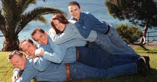 Editor's choice games · top new games · popular games · topics games · hot category · update games. Museum To Display Mind Blowingly Awkward Family Photos