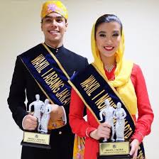 Adapun pakaian adat dki jakarta untuk kaum wanita, mereka hanya menggunakna baju kurung namjun memiliki warna yang mencolok. 9 Nama Baju Adat Betawi Yang Perlu Kamu Ketahui Kudu Tau Nih