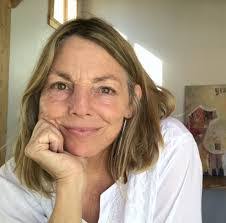 Julie Claire's Instagram, Twitter & Facebook