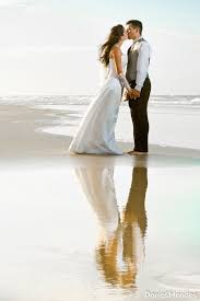 Uma Paixao Refletida Beach Wedding Photos Wedding Photography With Kids Wedding Photos Poses