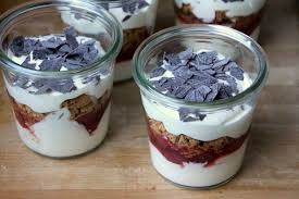 Raffiniertes Kirsch Amarettini Dessert Mit Schokoraspel Lebensmittel Essen Dessert Kirschen