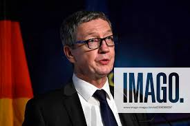 Andreas Mäder, Geschäftsführer des Verkehrsverbunds Großraum Nürnberg, hält  eine Rede bei der