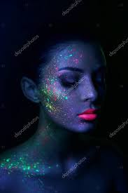 Moda Donna Modello Luce Neon Luminoso Trucco Fluorescente Goccia Sul — Foto  stock di © angel_nt #374423708