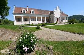 Face frecvent vizite private aici. Ce ProprietÄƒÈ›i Are PrinÈ›ul Charles In Romania Zone Cu PotenÈ›ial Turistic Fantastic Life Ro