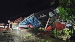 .gempa m 6,2 yang terjadi pada jumat (15/1), pukul 01.28 wib atau 02.28 waktu setempat di provinsi sulawesi barat menjadi 42 orang, dengan rincian 34 orang meninggal dunia di kabupaten mamuju. Lzc1scnuhykh9m