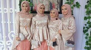 Untuk baju bridesmaid dibawah ini adalah mereka yang mneyukai desain dan model bridesmaid. 20 Inspirasi Baju Bridesmaid Muslimah Yang Modis Dan Elegan Updated 2021 Bukareview