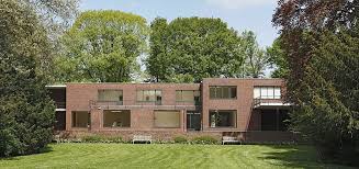 They were built in 1930 by the star of the functionalist architecture ludwig mies van der rohe. Im Krefelder Haus Lange Fahren Die Fenster In Den Keller Monumente Online